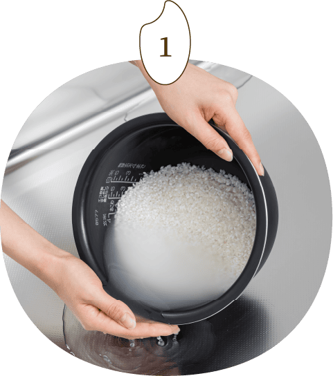 1.水を捨て、お米だけの状態でかき混ぜます。